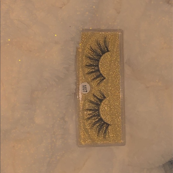 Lashes - Picture 2 of 4